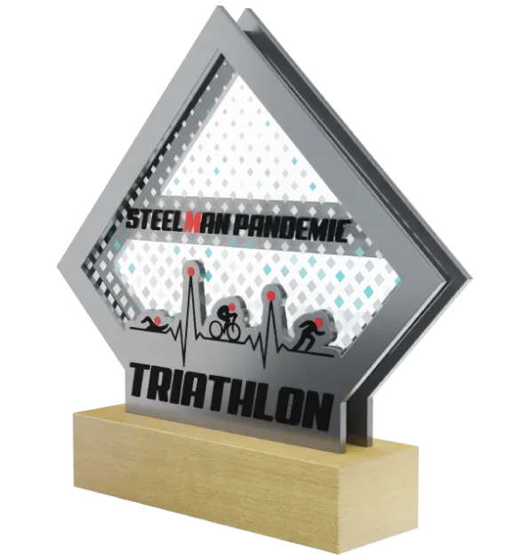 Statuetka-SteelMan-Pandemic-Triathlon-bok.jpg