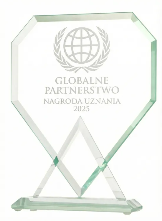 Szklane trofeum firmowe elegancki mleczny grawer bez tła G048