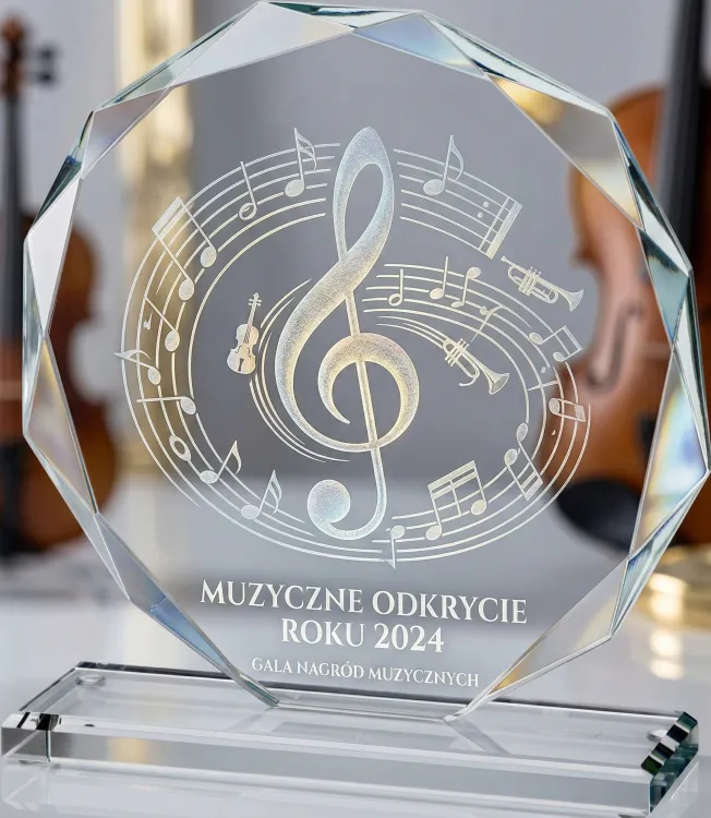 Klasyczne trofeum ze szkła elegancki mleczny grawer bez tła 8061