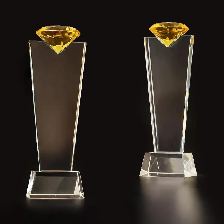 Szklana statuetka z diamentem w etui nagroda biznesowa C083